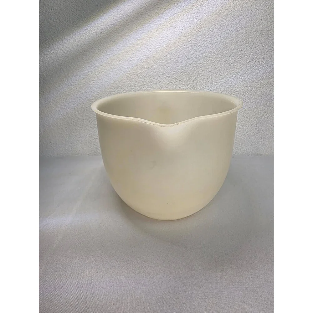 Vintage cream colored Tupperware measuring pitcher 8 cups kitchen Collectible